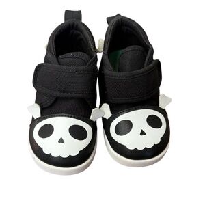 Ikiki Skull & Cross Bones Squeaky Pirates Shoes-Size 4